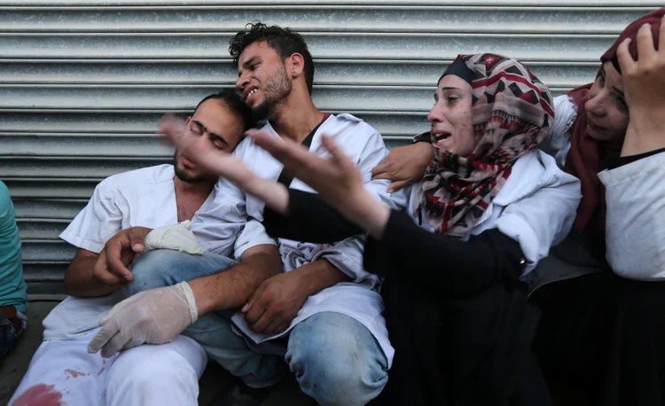 Carros de combate israelenses abriram fogo contra posições do Hamas em resposta aos protestos violentos (Ibraheem Abu Mustafa/Reuters)