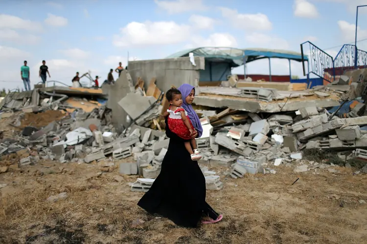 Faixa de Gaza: o que antes eram bairros com ruas cheias de gente e engarrafamentos, agora são pilhas de ruínas (Ibraheem Abu Mustafa/Reuters)