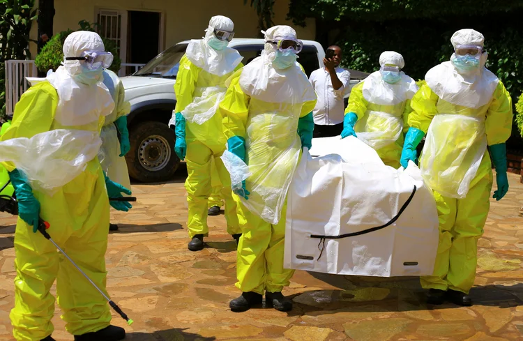 Ebola no Congo: agentes protegidos para não serem contaminados pela doença (Samuel Mambo/Reuters)