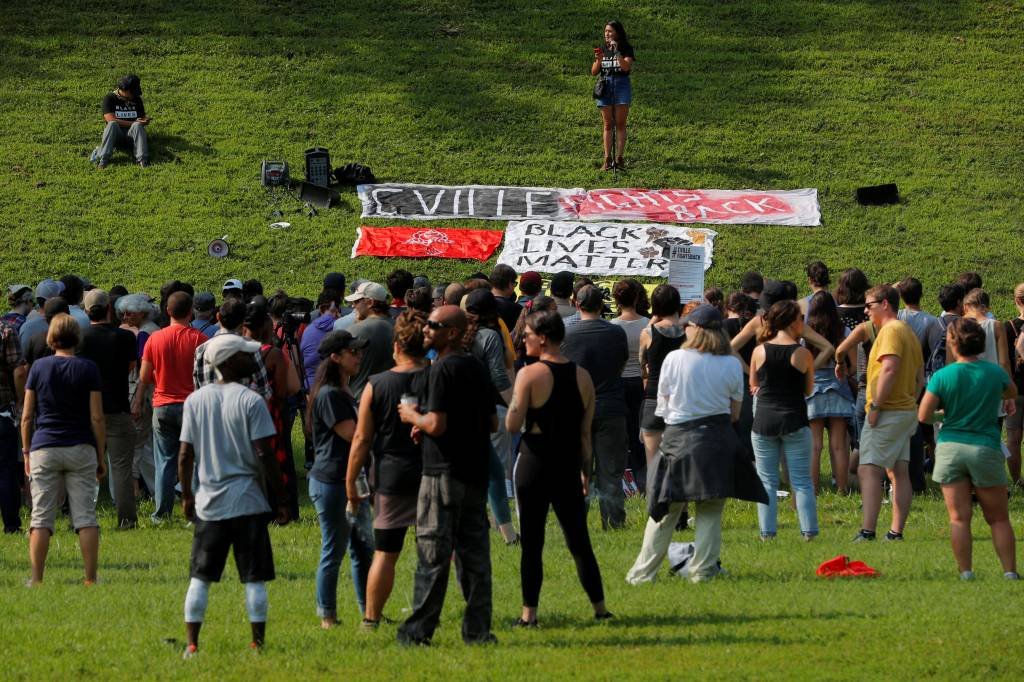 Ativistas locais se reúnem em Charlottesville para marcha contra o supremacismo branco. Na faixa, identifica-se o movimento "Black Lives Matter" (Vidas negras importam) (Brian Snyder/Reuters)