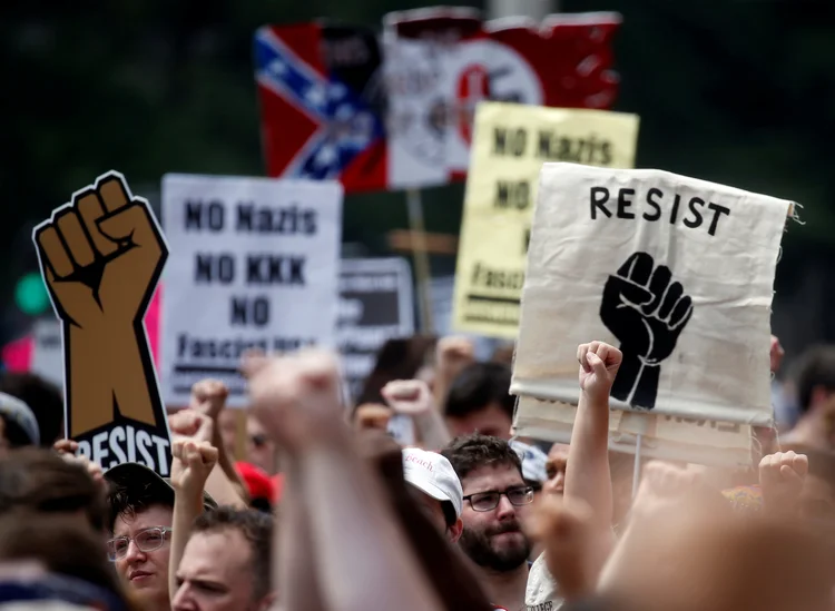Manifestantes protestam contra a marcha da extrema-direita em Washington, nos EUA (Leah Millis/Reuters)
