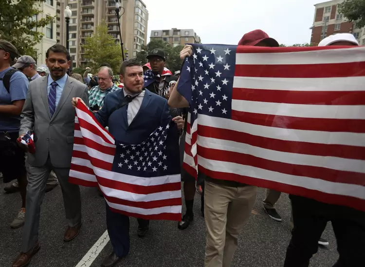 Marcha: entre os supremacistas que chegaram a Washington estava o organizador do evento, Jason Kessler, também responsável pela reunião de Charlottesville do ano passado (Jim Urquhart/Reuters)