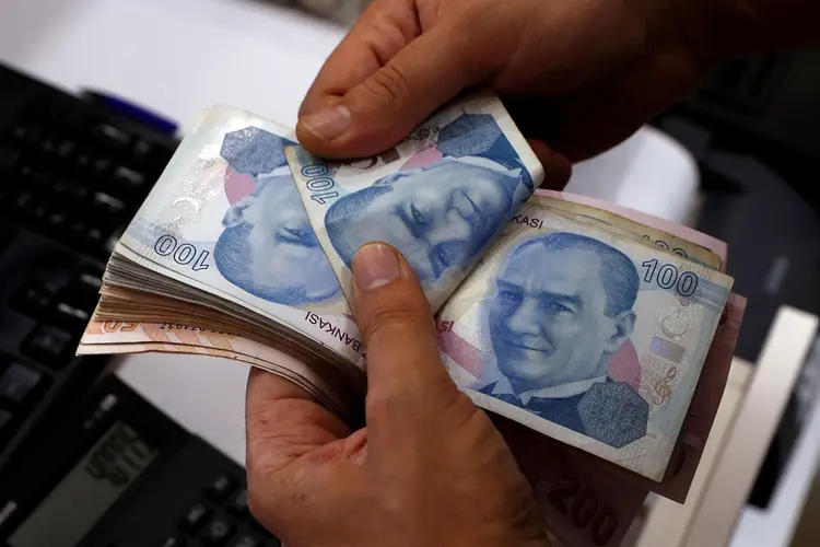 Lira turca: queda da moeda se deve à diminuição da confiança dos investidores em uma economia já debilitada, exacerbada pelas tensões entre Erdogan e Trump (Murad Sezer/Reuters)
