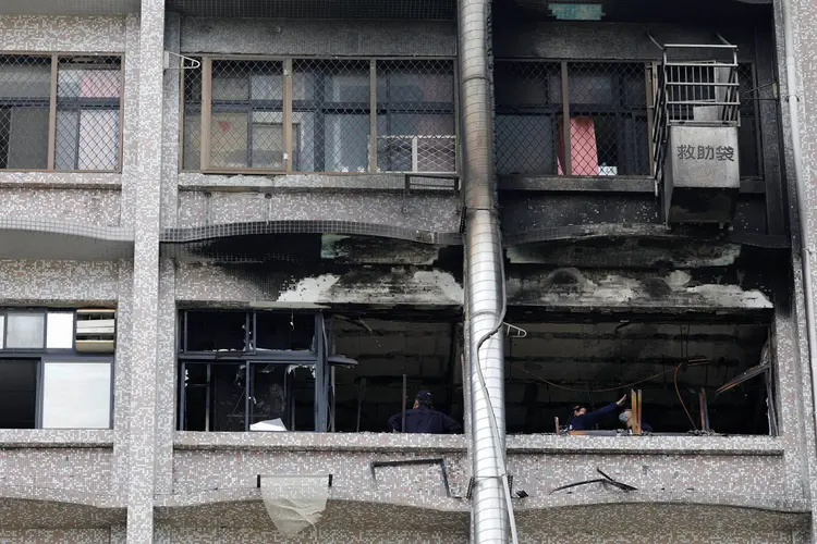 Taiwan: incêndio em um hospital na madrugada desta segunda-feira deixou 9 mortos e 15 feridos (Tyrone Siu/Reuters)