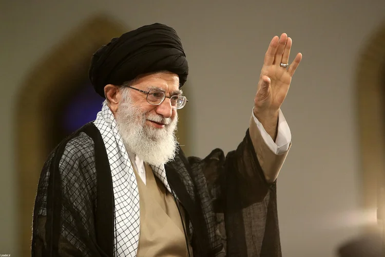 Aiatolá Khamenei: "Os problemas substanciais (que o Irã enfrenta) de hoje em dia não vêm do exterior, são internos" (Site oficial de Khamenei/Reuters)
