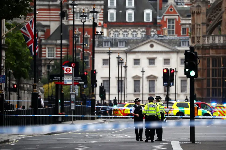 Londres: três pessoas ficaram feridas, uma delas em estado grave, no ato terrorista cometido na manhã desta terça-feira diante do Parlamento britânico (Hannah McKay/Reuters)