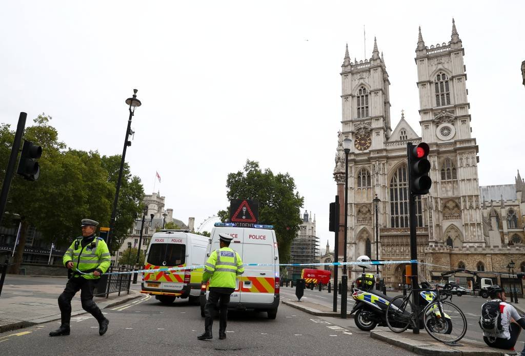 Automóvel bate em barreiras do Parlamento britânico e deixa vários feridos