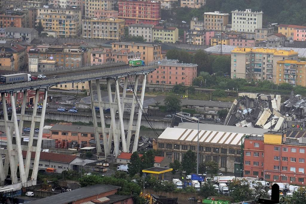 Itália: pelo menos 11 pessoas morreram e cinco ficaram gravemente feridas como consequência do desabamento de um trecho de um viaduto na cidade de Gênova (Stringer/Reuters)