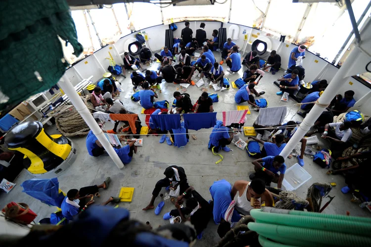 Navio humanitário "Aquarius" busca um porto seguro para desembarcar 141 migrantes resgatados no Mediterrâneo (Guglielmo Mangiapane/Reuters)