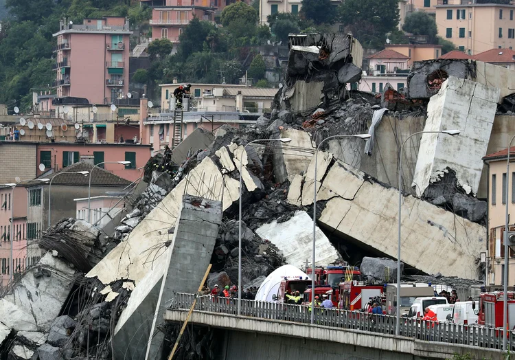 Desabamento de ponte em Gênova, na Itália (Stefano Rellandini/Reuters)