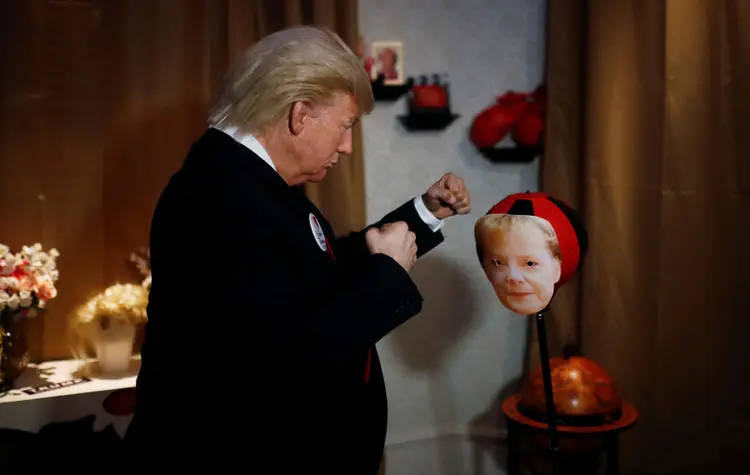 Trump: foram necessárias nove pessoas e mais de dois meses para fazer a máscara de silicone do presidente, que tem cabelos de verdade (Hannibal Hanschke/Reuters)