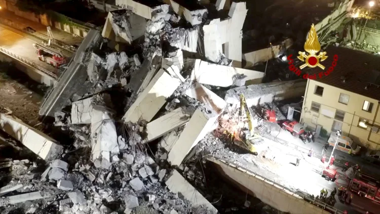 Os bombeiros dizem que os sobreviventes podem estar em um "triângulo da sobrevivência", quando destroços ou vigas formam uma cobertura de proteção (Italian Firefighters Press Office/Reuters)