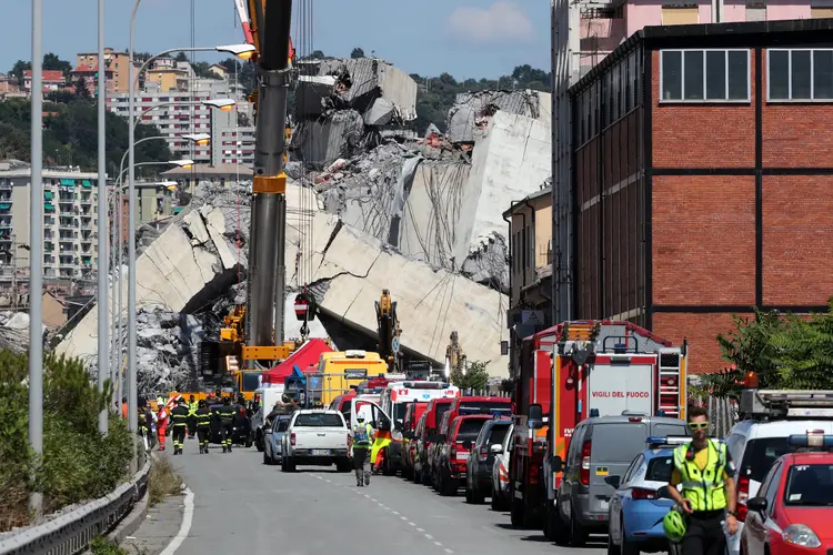 Ponte desabada em Gênova na Itália e deixa dezenas de mortos (Stefano Rellandini/Reuters)