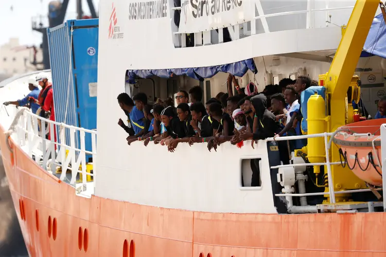Dos 141 imigrantes socorridos no mar, há 2 mulheres grávidas e 73 menores de idade (Darrin Zammit Lupi/Reuters)