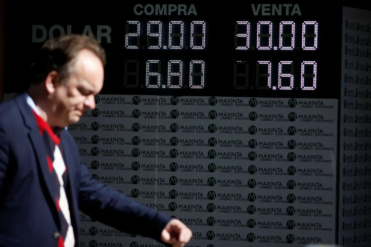 Governo argentino pode anunciar nesta segunda-feira (3) um pacote de medidas de ajuste econômico (Martin Acosta/Reuters)