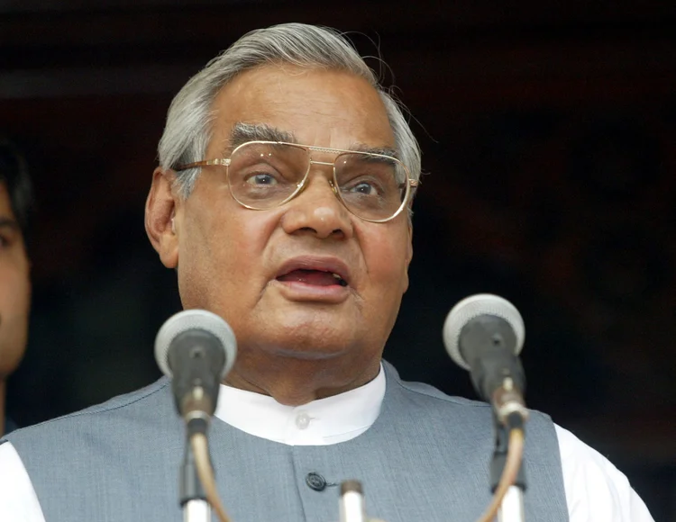 Vajpayee começou sua carreira em 1941 como assistente social na organização radical hindu Rastriya Swayamsevak Sangh (RSS) (Jayanta Shaw/Reuters)
