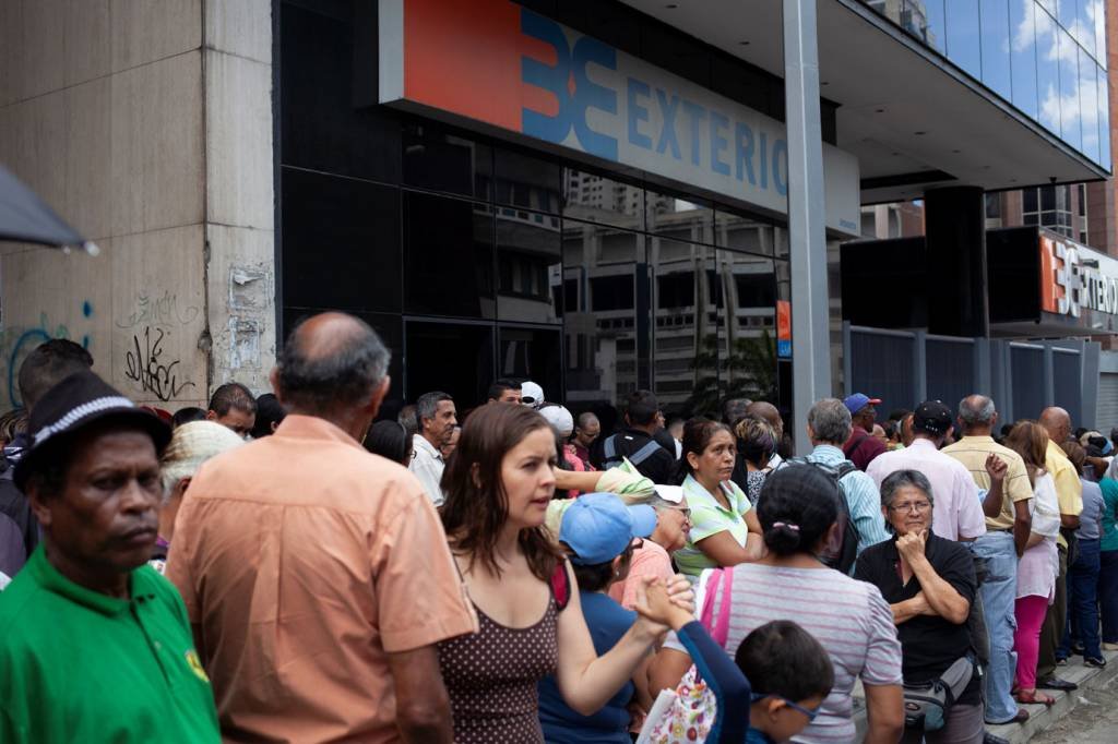 Temendo pacote do governo, venezuelanos estocam comida e gasolina