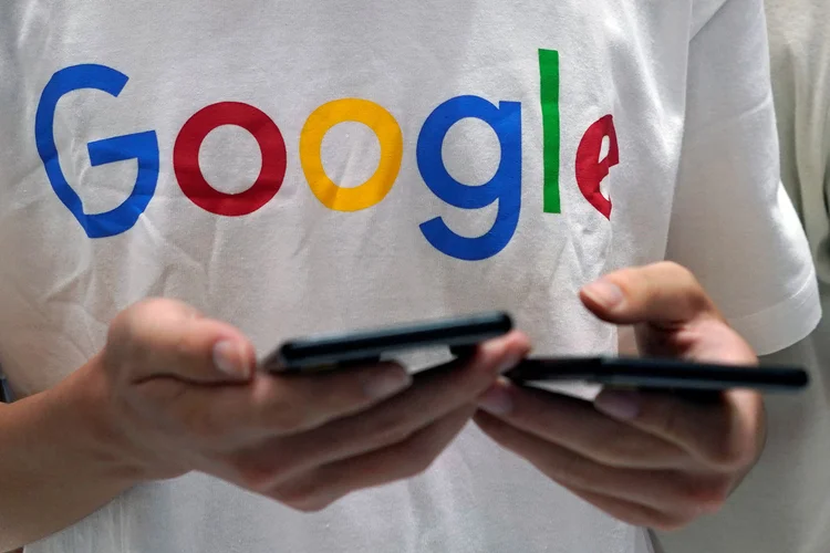 Camiseta com logo do Google 03/08/8 REUTERS/Aly Song

 (Aly Song/Reuters)