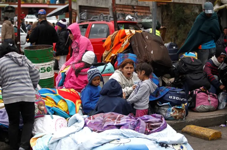 Imigrantes venezuelanos aguardam registro antes de entrar no Equador (Daniel Tapia/Reuters)