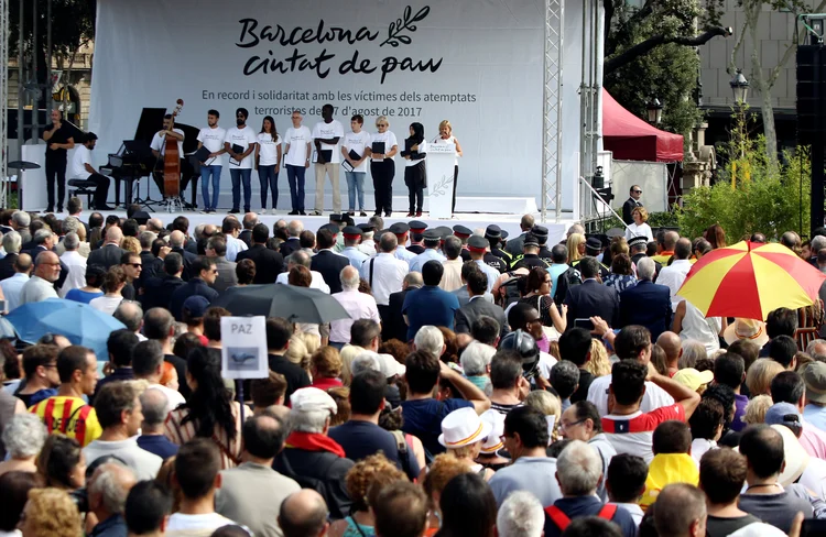 Para evitar ais tensões, a prefeitura de Barcelona organizou uma cerimônia simples para homenagear as vítimas (Albert Salame/Reuters)