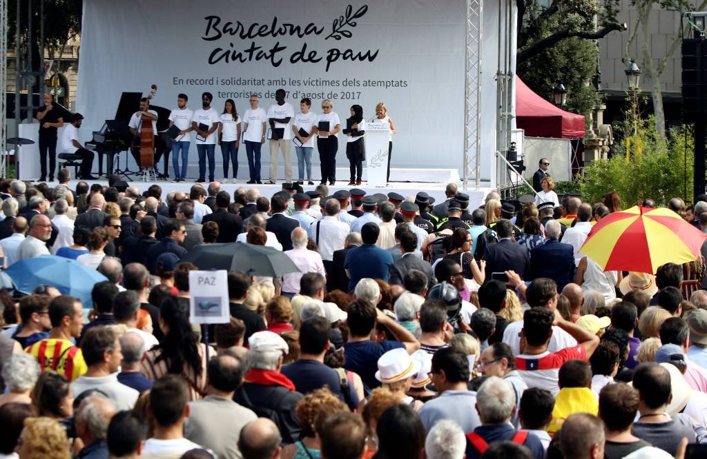 Um ano depois, Barcelona presta homenagem aos 16 mortos em atentados