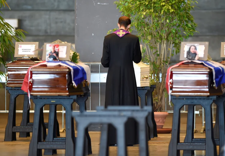 O Governo italiano acolherá os funerais oficiais em memória dos 38 mortos no desabamento da ponte (Massimo Pinca/Reuters)