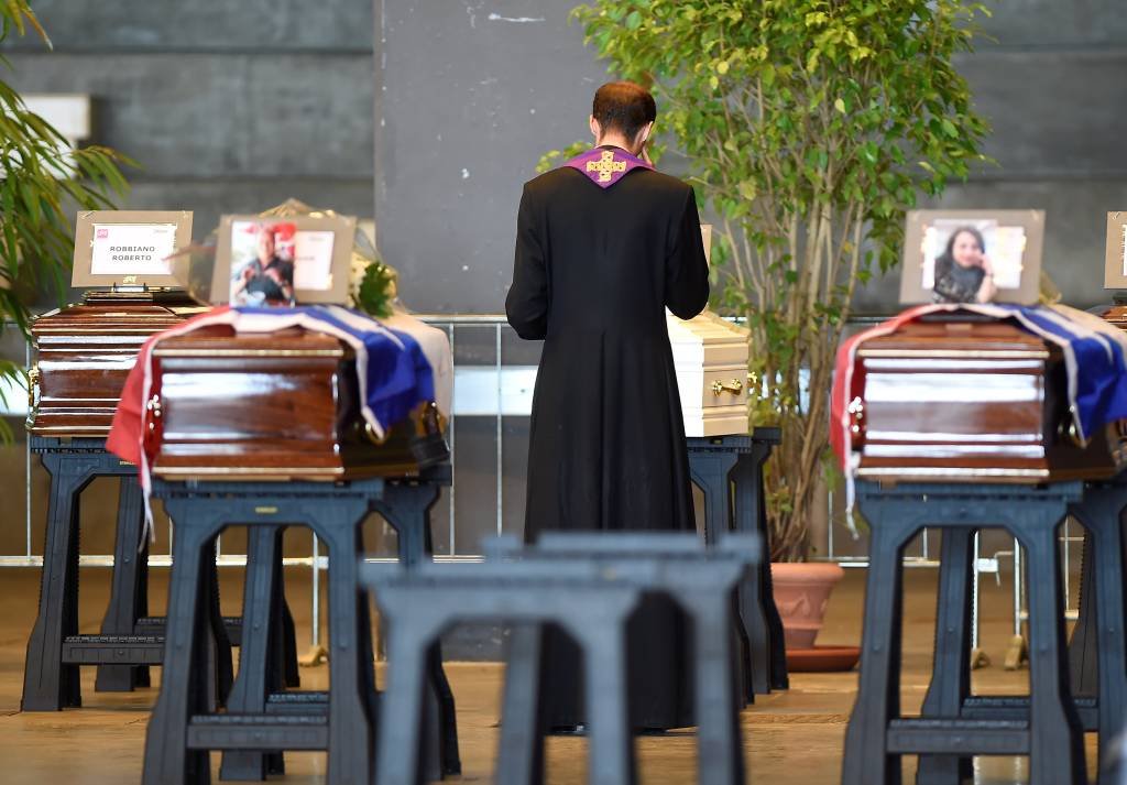 Familiares de 17 mortos em Gênova rejeitam participar de funeral de Estado