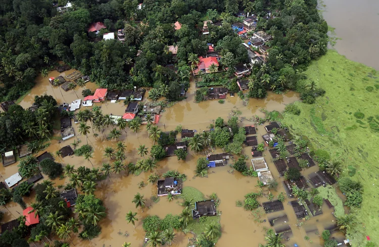 Equipes de resgate usam helicópteros e botes para depois transferir os afetados para os acampamentos de socorro (Sivaram V/Reuters)