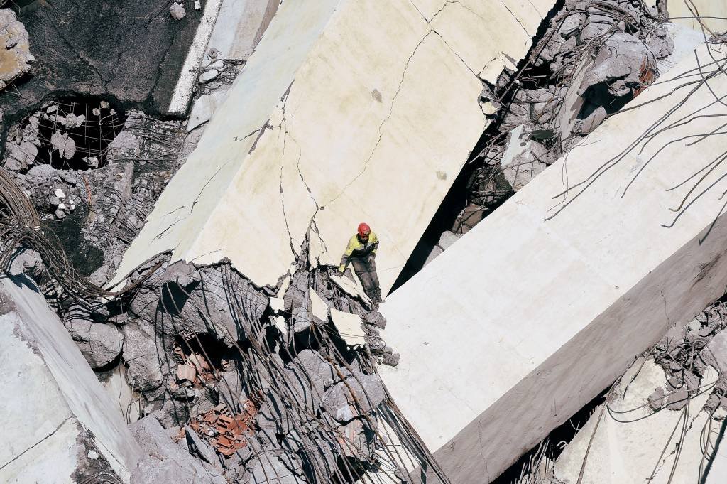 Italianos acham mais corpos de vítimas nos escombros da ponte de Gênova