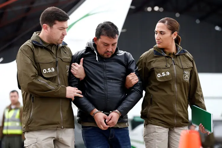 Chile: Boris Chacon Flores foi detido no aeroporto de Santiago na tarde de quinta-feira (Javier Torres/Reuters)