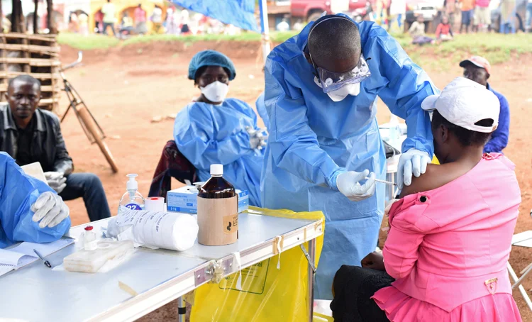 Ebola: mais de 2,9 mil pessoas foram vacinadas contra a doença desde o início do surto em agosto (Olivia Acland/Reuters)