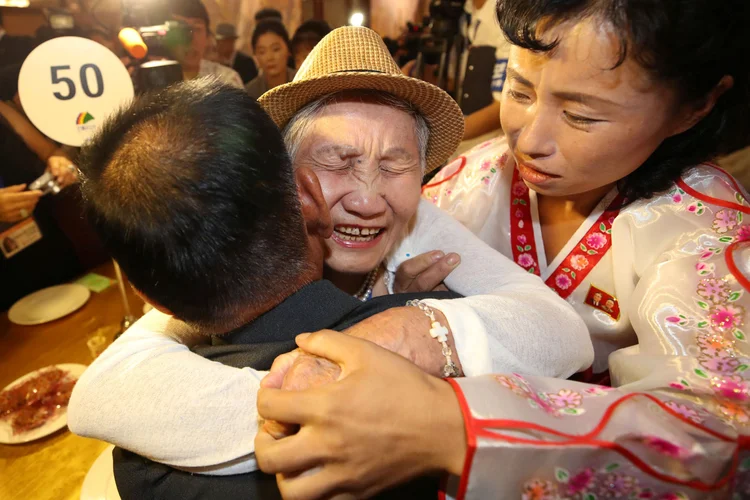 Dezenas de idosos sul-coreanos entraram nesta segunda-feira na Coreia do Norte para reunir-se com parentes (Yonhap/Reuters)