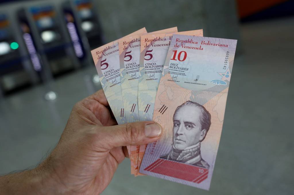 Com nova taxa de câmbio, Venezuela desvaloriza o bolívar em 95,8%