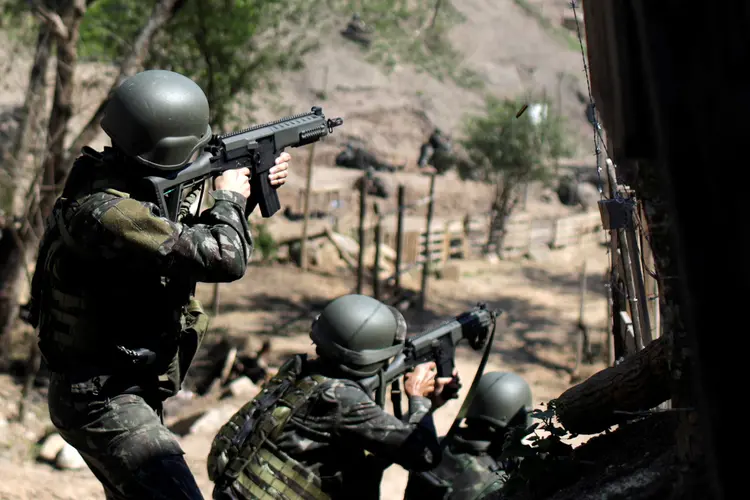 Soldados do Exército durante operação no Complexo do Alemão: no mês passado, intervenção completou seis meses (Ricardo Moraes/Reuters)