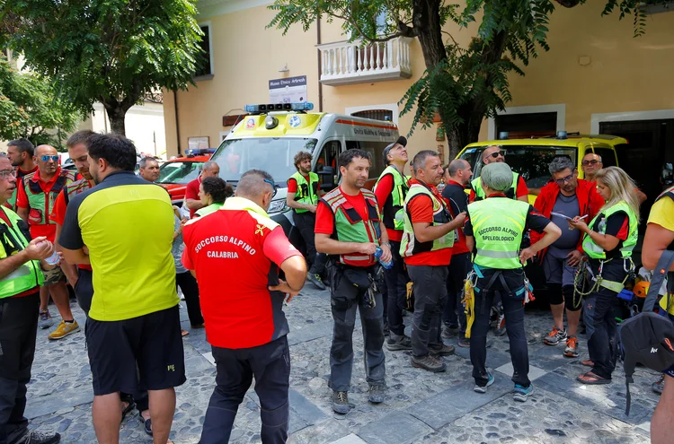 O rio Raganello tem 1 quilômetro de profundidade e paredes de rocha que têm apenas cerca de quatro metros de largura em alguns trechos (Ciro De luca/Reuters)