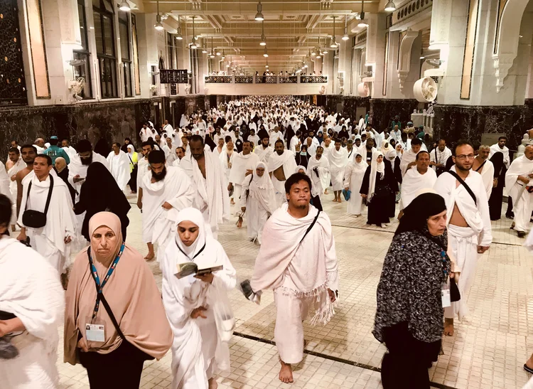 Segundo as autoridades, mais de 2,37 milhões de fiéis estão realizando o hajj, que começou no domingo (Zohra Bensemra/Reuters)