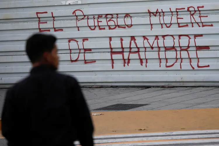 "As pessoas morrem de fome", diz pichação em Cracas, venezuela (/Carlos Garcia Rawlins/Reuters)