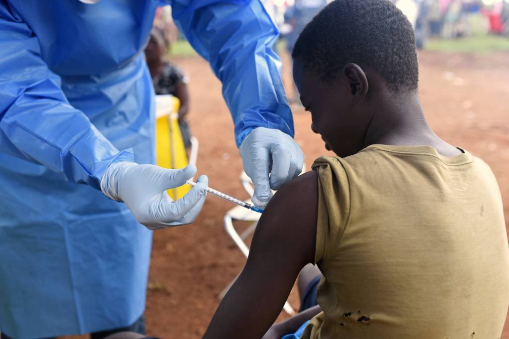 Novo caso de ebola contraria declaração da OMS