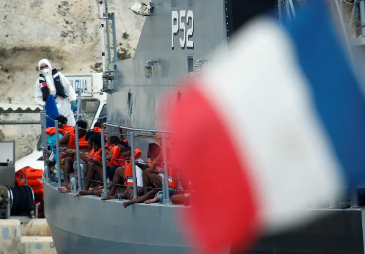 Forças Armadas de Malta socorreram uma embarcação com 100 imigrantes a bordo e na qual foram encontrados dois corpos (Darrin Zammit Lupi/Reuters)