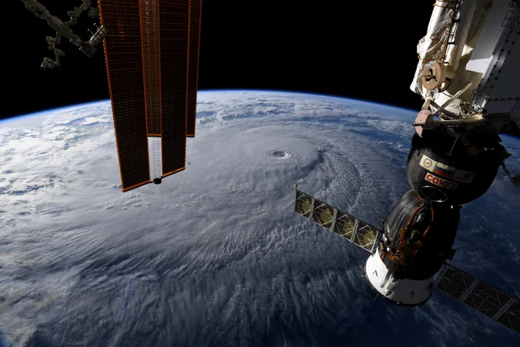 Furacão: com o alerta, o governo americano pretende diminuir os danos causados pelo desastre natural (@astro_ricky/NASA/Reuters)