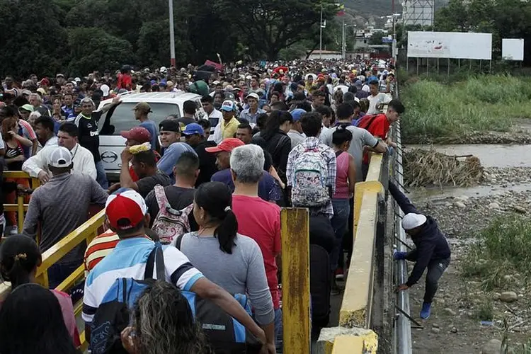 Fila de pessoas para atravessar fronteira da Venezuela com a Colômbia  (Carlos Eduardo Ramirez/Reuters)