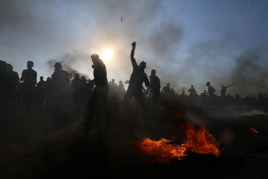 Dezenas de palestinos são feridos em protestos contra Israel em Gaza