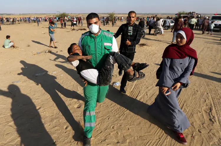 Gaza: entre os feridos por fogo real, dois se encontram em estado grave, um deles menor de 14 anos (Ibraheem Abu Mustafa/Reuters)