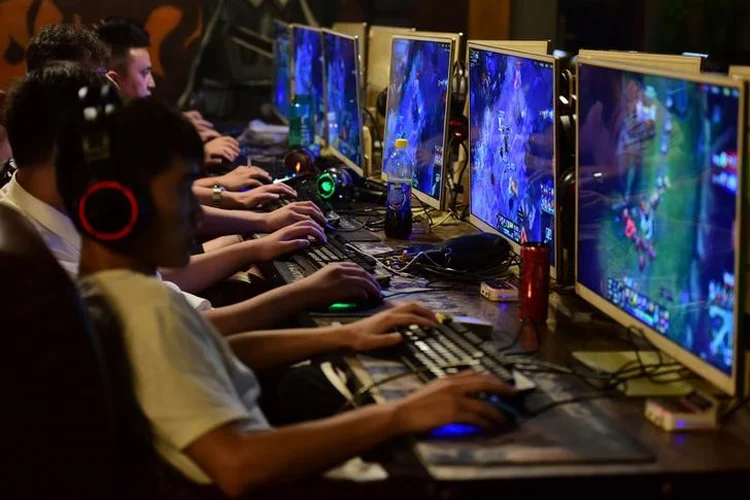 China: após o anuncio, a ação do grupo chinês de internet e jogos Tencent caiu mais de 5% em Hong Kong (Stringer/Reuters)