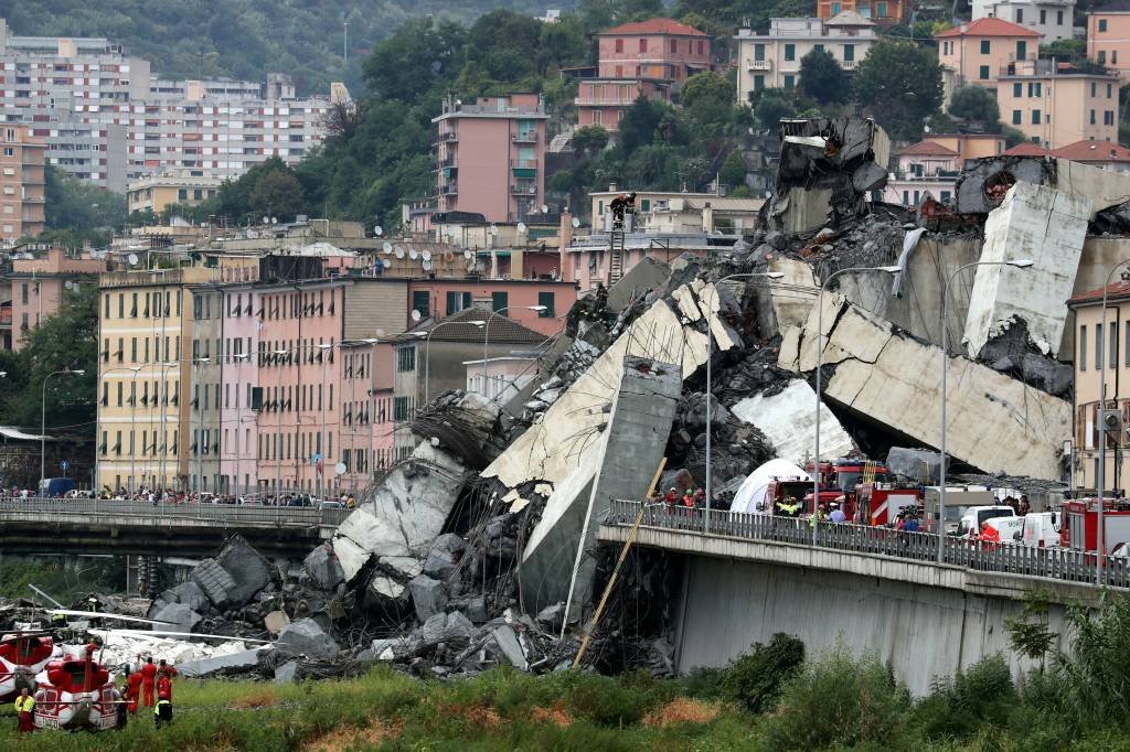 Torcida do Genoa faz 43 minutos de silêncio por vítimas de queda de ponte