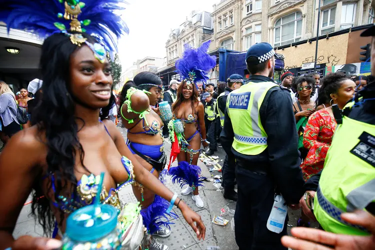 Polícia britânica deteve 385 pessoas, a maioria por posse de drogas ou armas brancas, durante o carnaval de Notting Hill (Henry Nicholls/Reuters)