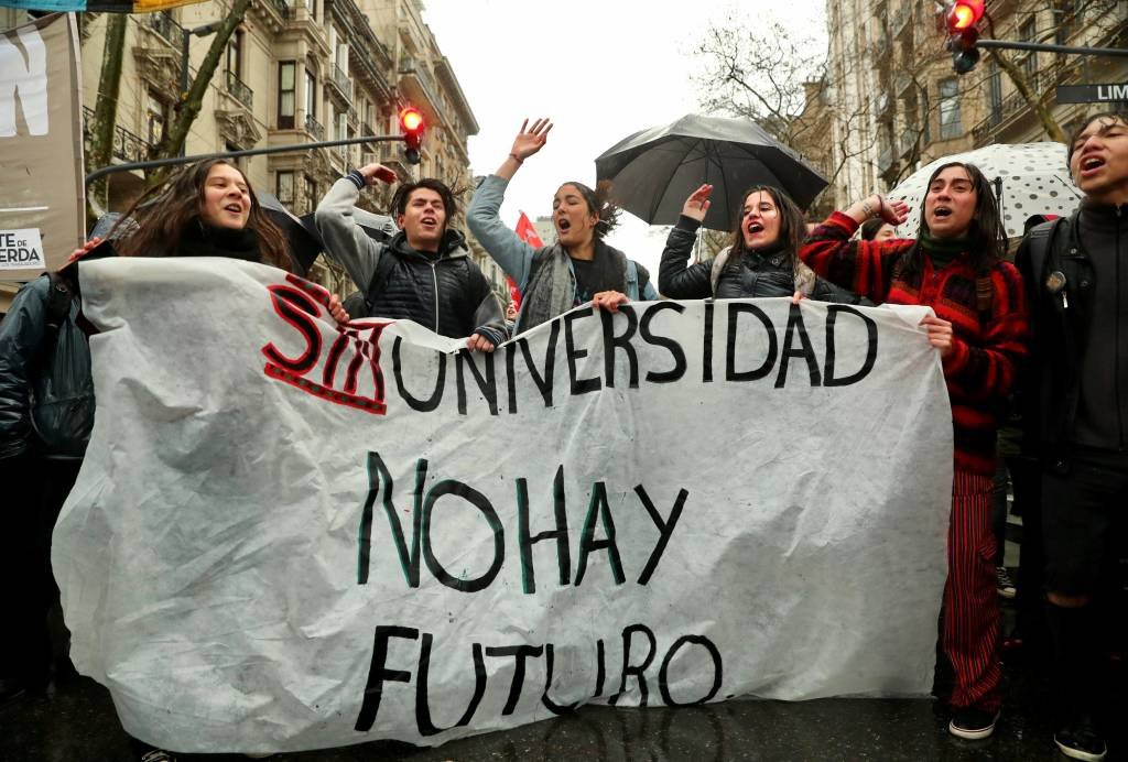 Governo Macri enfrenta protestos contra ajustes na educação