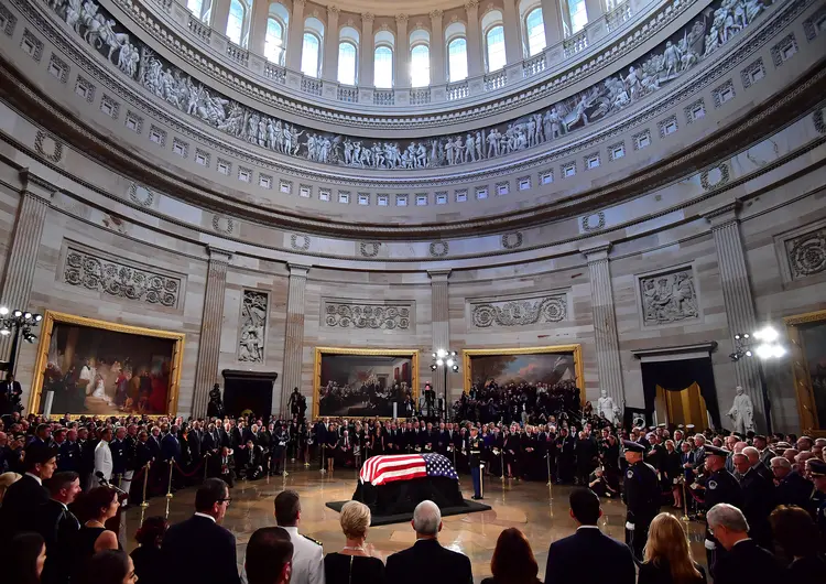 McCain: em nome do governo, o vice-presidente homenageou o senador que foi veterano de Guerra no Vietnã (Ken Cedeno/Reuters)