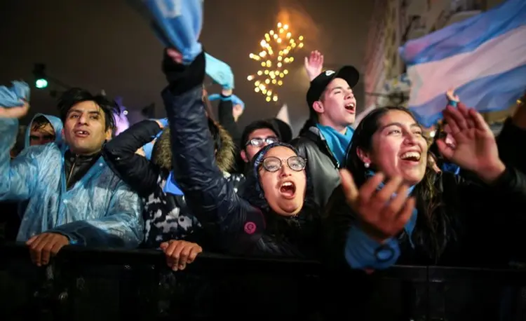 Buenos Aires: manifestantes contrários ao aborto celebram decisão do Senado, tomada na madrugada desta quinta-feira (Augustin Marcarian/Reuters)