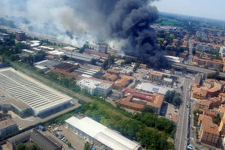 Acidente na Itália: caminhão-tanque que levava material inflamável bateu em outros veículos que estavam parados por causa de outro acidente (Italian Firefighters Press Office/Reuters)